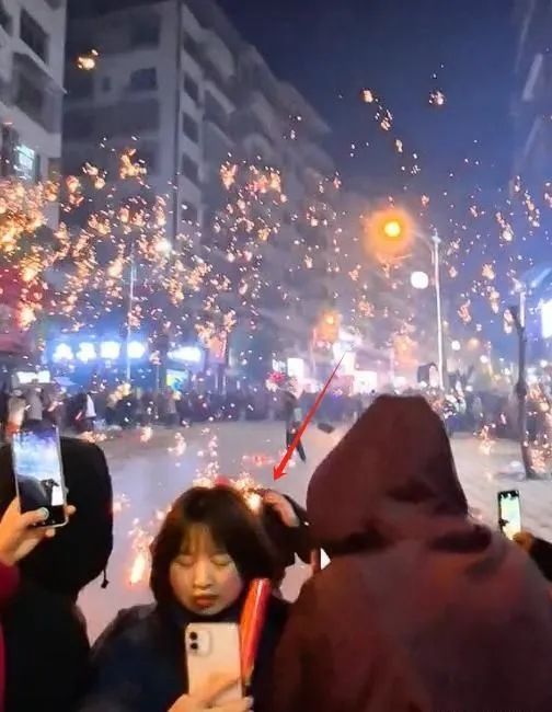 非遗“天女散花”，烫得观众“作鸟兽散”