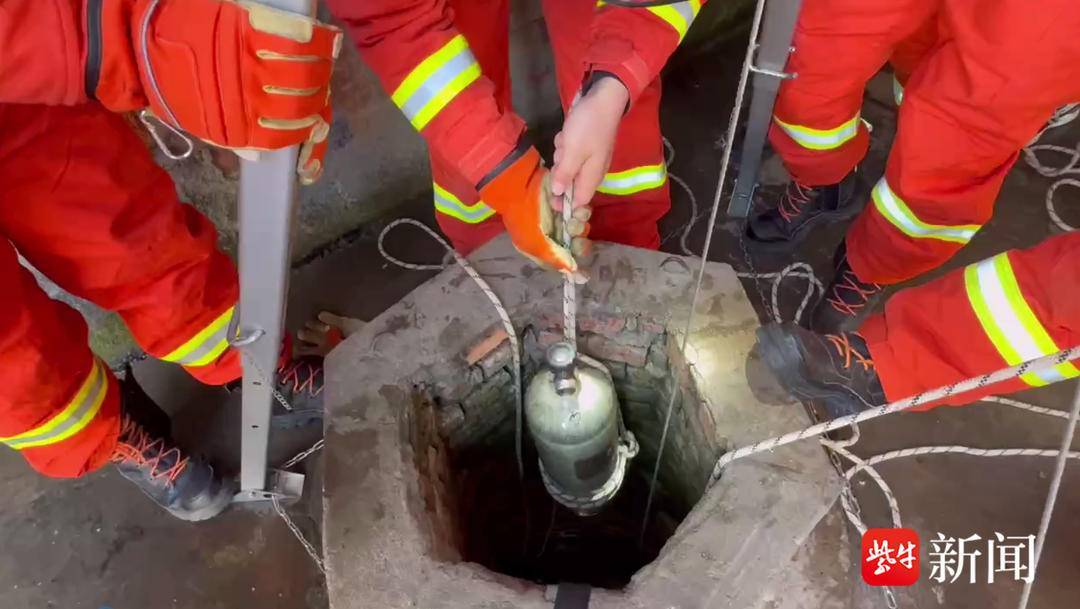 命真大！男子酒后跌落3米深水井中，消防到场给水井“输氧”后急救