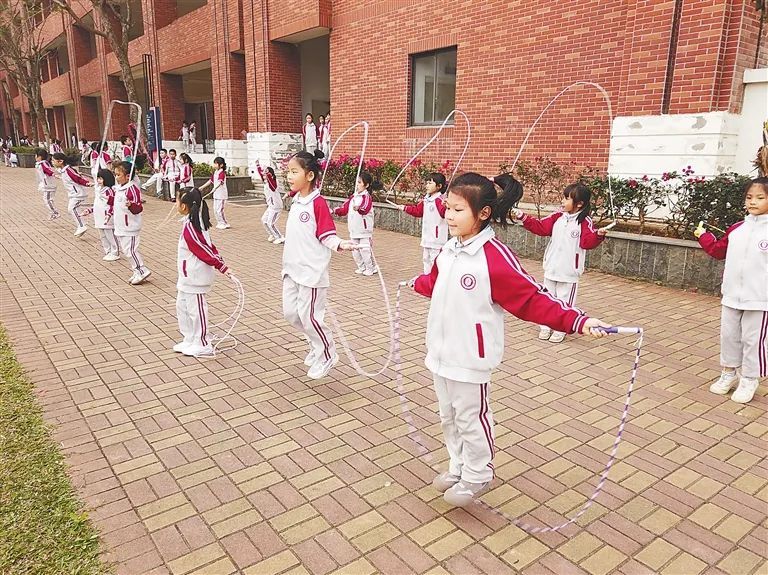 海南中小学“加长版”课间怎么用?做什么?实地探访→ 海南中小学“加长版”课间怎么用?做什么?实地探访→