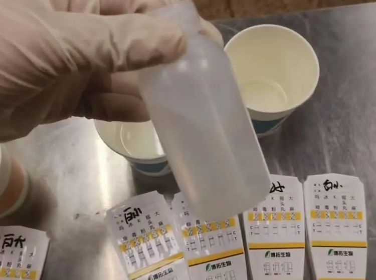 旅客携带3瓶“听话水”被北京海关查获 旅客携带3瓶“听话水”被北京海关查获