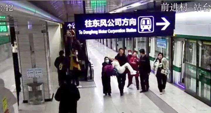 地铁上救助老人的小伙找到了！