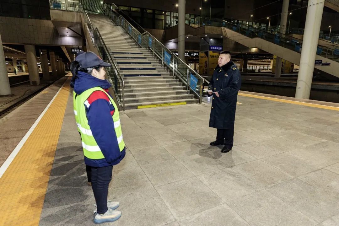 半夜上班，专职“找茬”！这个铁路工种不一般