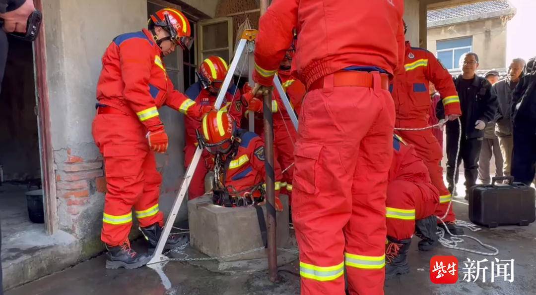 命真大！男子酒后跌落3米深水井中，消防到场给水井“输氧”后急救
