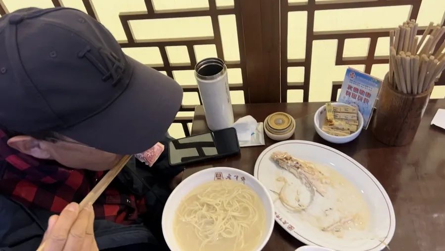 刚刚上市!上海阿姨爷叔又冲了,店内大排长龙,每张桌子旁都在等:太鲜了 刚刚上市!上海阿姨爷叔又冲了,店内大排长龙,每张桌子旁都在等:太鲜了