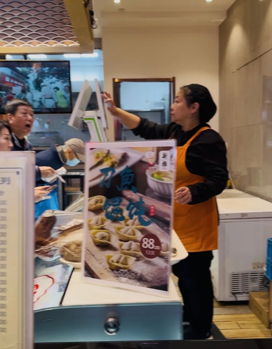 刚刚上市!上海阿姨爷叔又冲了,店内大排长龙,每张桌子旁都在等:太鲜了 刚刚上市!上海阿姨爷叔又冲了,店内大排长龙,每张桌子旁都在等:太鲜了