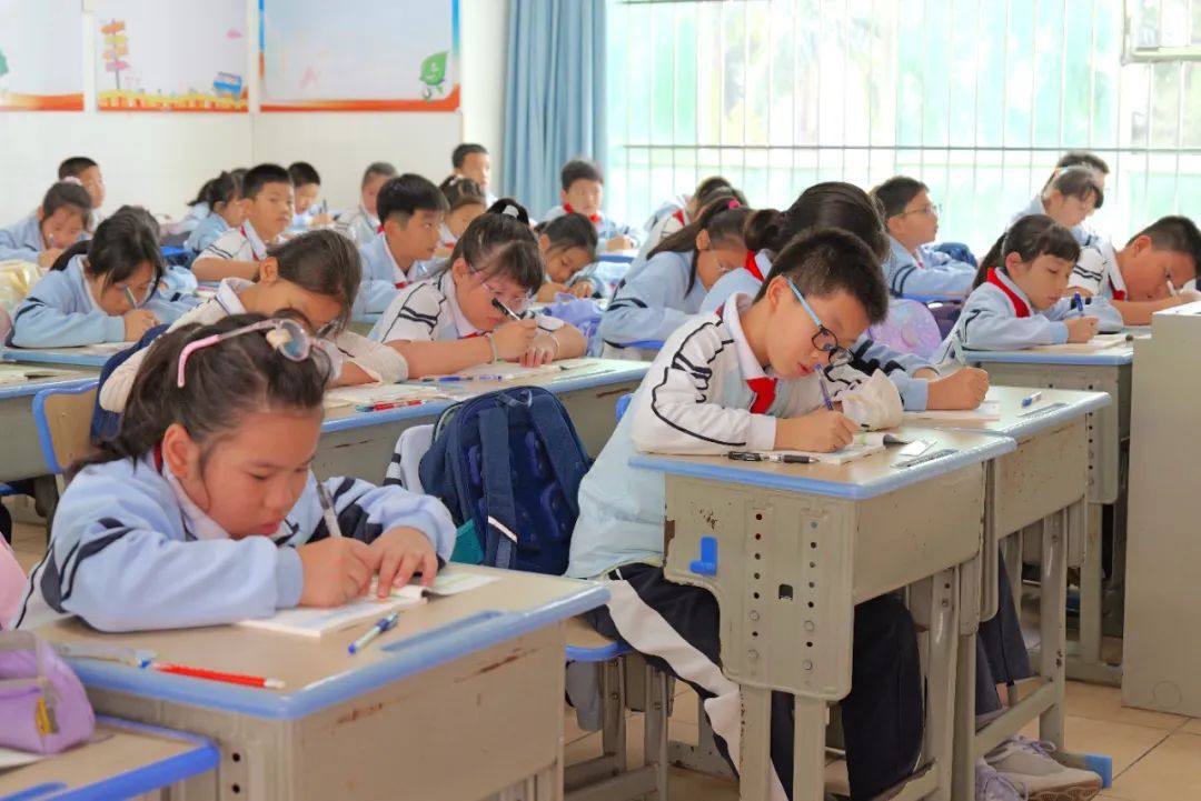 海南中小学“加长版”课间怎么用?做什么?实地探访→ 海南中小学“加长版”课间怎么用?做什么?实地探访→