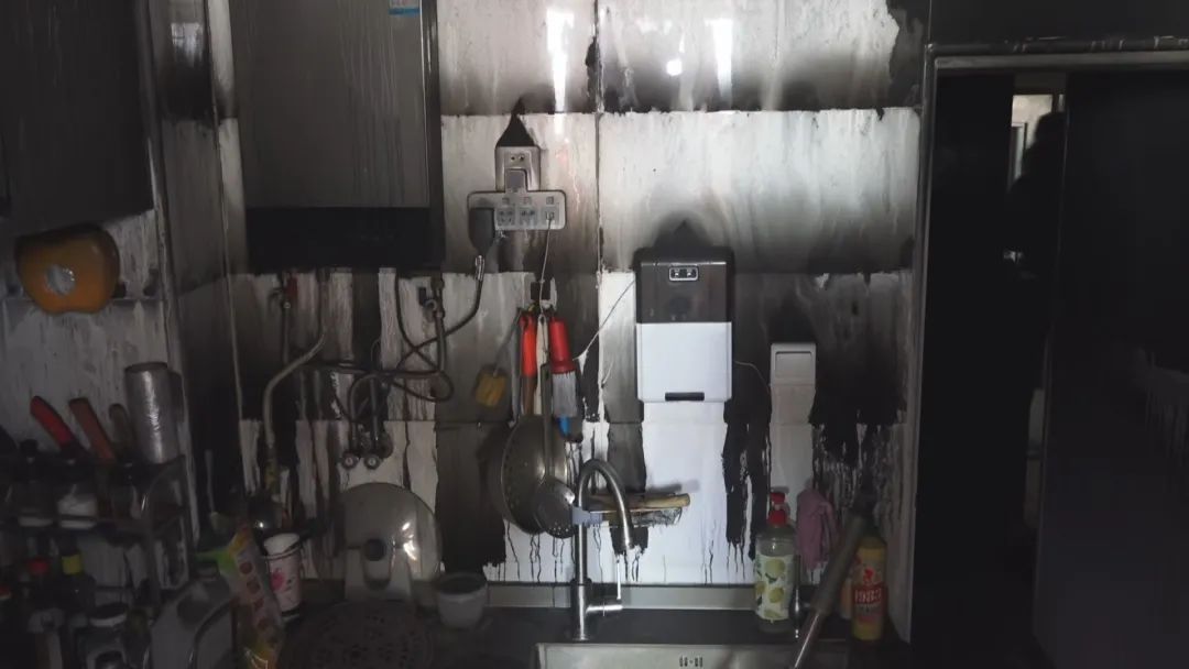 除夕夜老人家中遇难……这种建材一点就着！