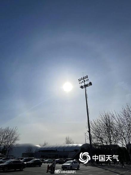 北京天空出现日晕奇观 北京天空出现日晕奇观