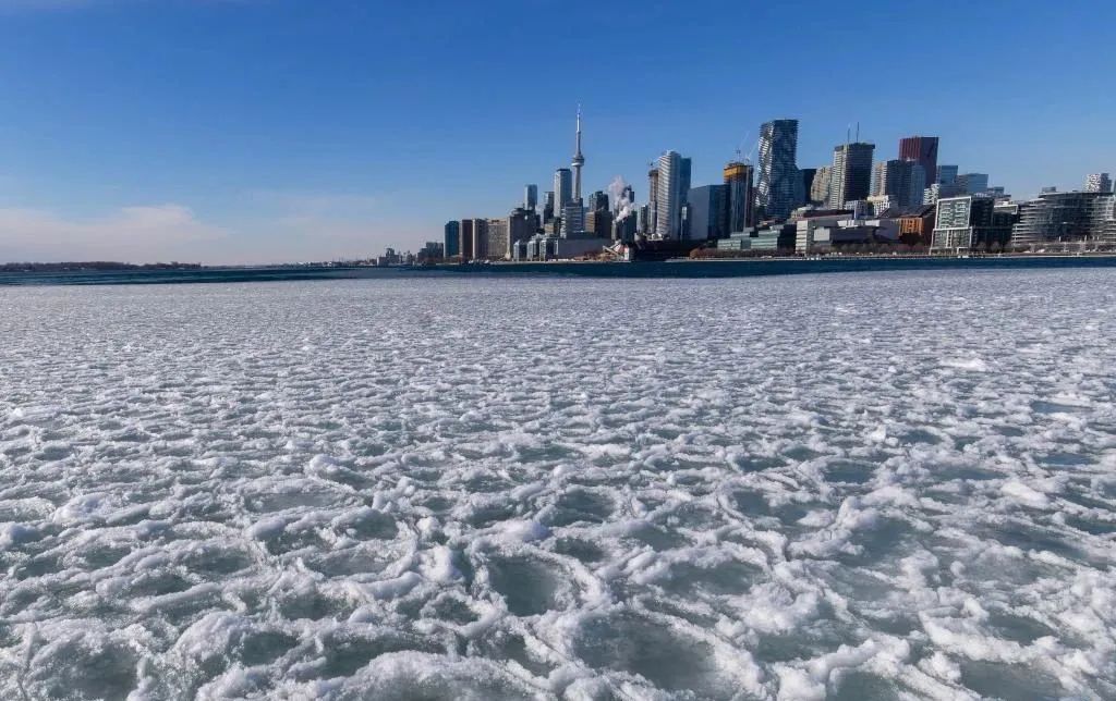 “一生未见之严寒”！极涡南下“冰封”北美，全球变暖加剧中纬度暴风雪？