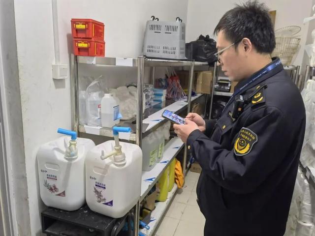 酒店擅自分装洗发水、沐浴露？涉嫌违法！