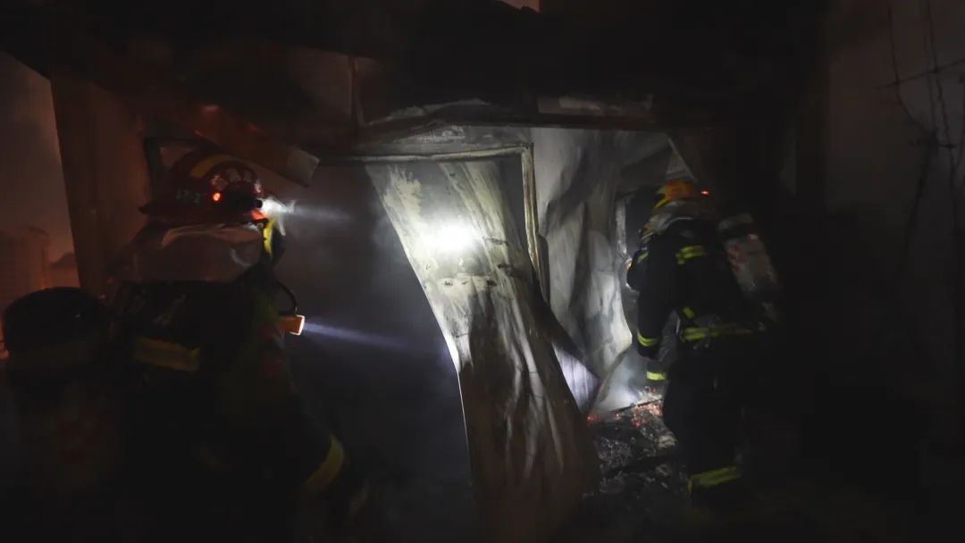 除夕夜老人家中遇难……这种建材一点就着！