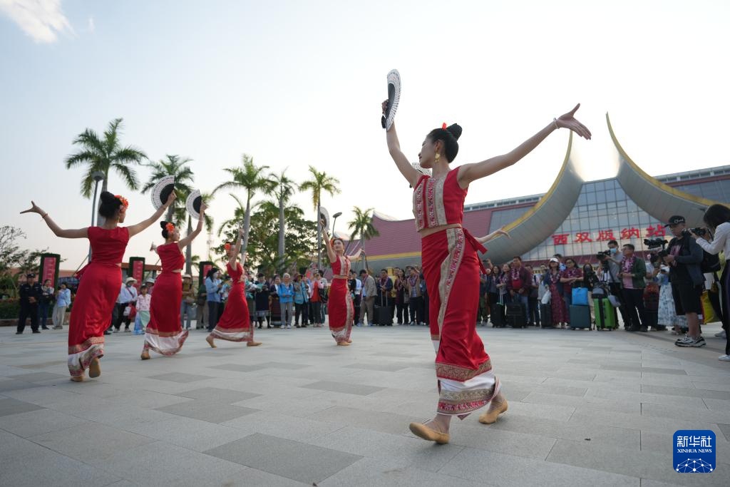 首个东盟国家旅游团免签入境云南西双版纳