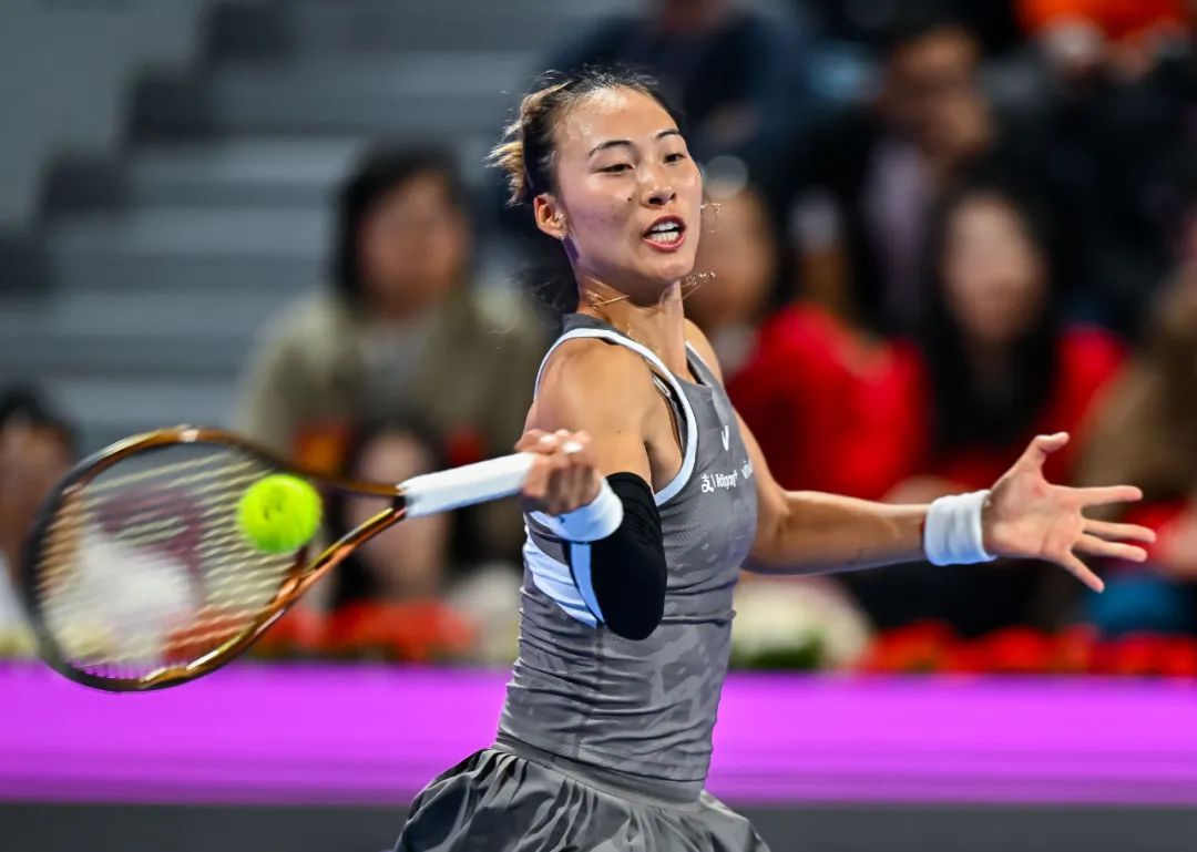 郑钦文止步WTA1000迪拜站女单次轮!