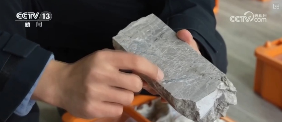 10910米，五大工程记录！全球首次 陆上万米垂直深度发现油气