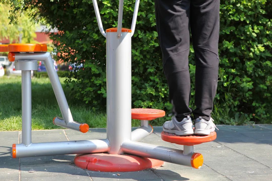 不用非得去健身房!楼下的健身器材,只要十几分钟,也有效! 不用非得去健身房!楼下的健身器材,只要十几分钟,也有效!