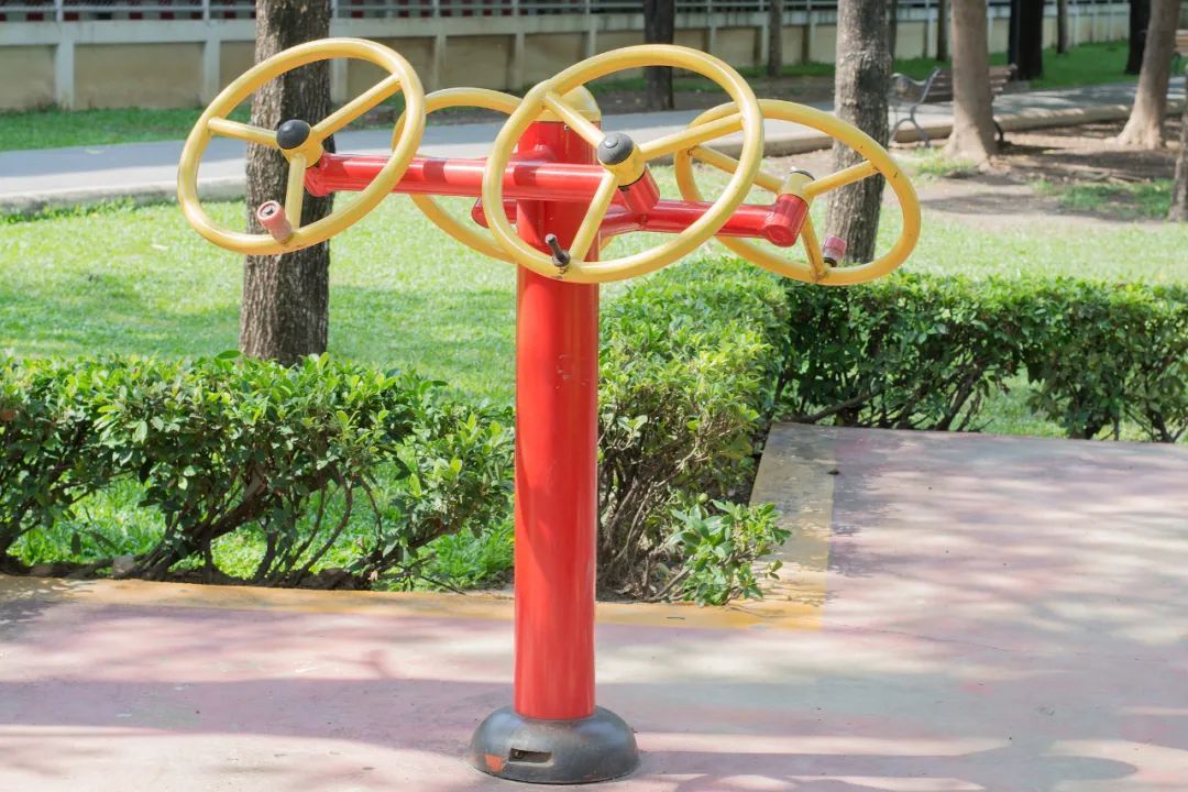 不用非得去健身房!楼下的健身器材,只要十几分钟,也有效! 不用非得去健身房!楼下的健身器材,只要十几分钟,也有效!