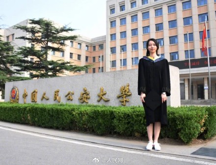 致敬！姑娘和去世警察父亲成为战友