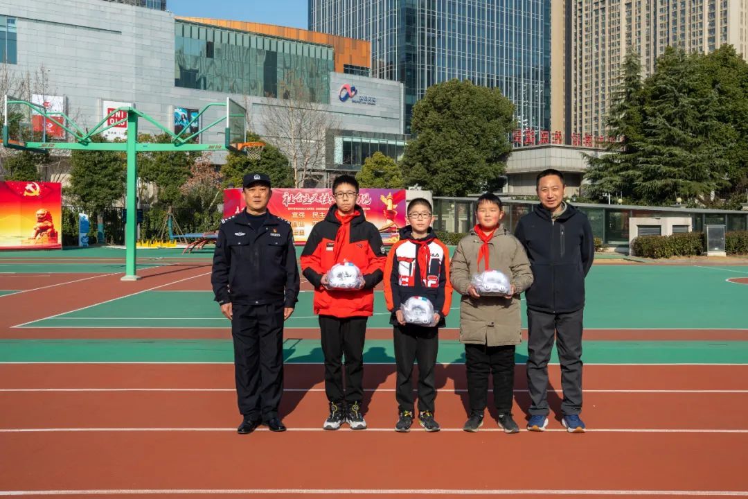 这3名合肥小学生，分别提了辆“警车”