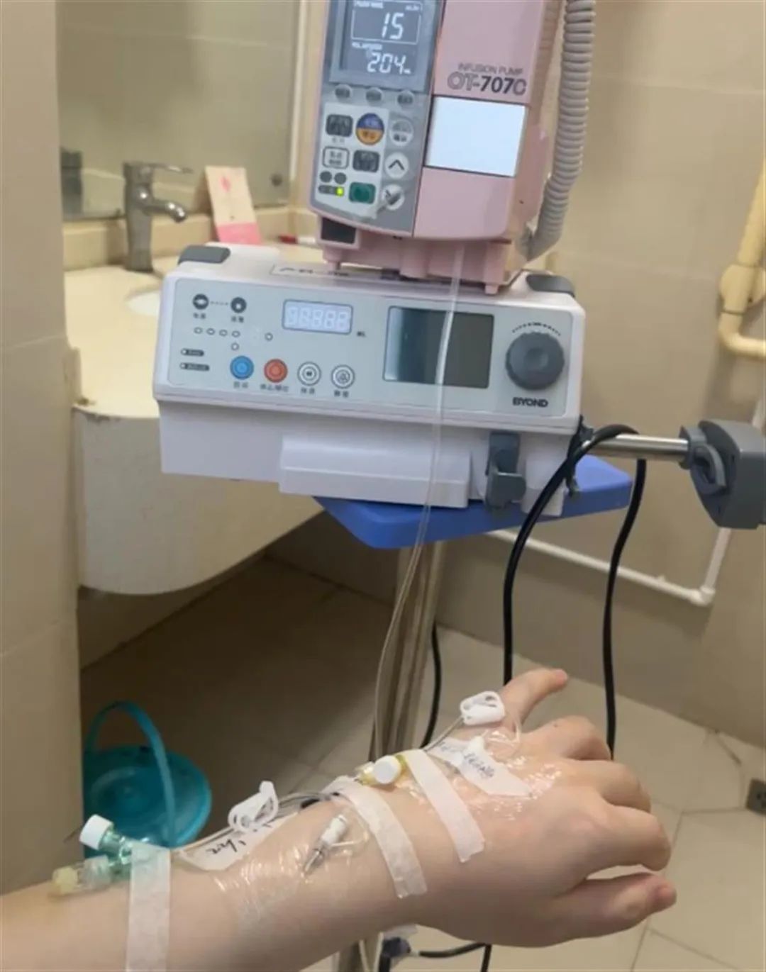 孕妇被行李箱砸中致早产“准备起诉”，官方回应！