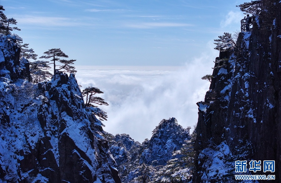 春雪落黄山