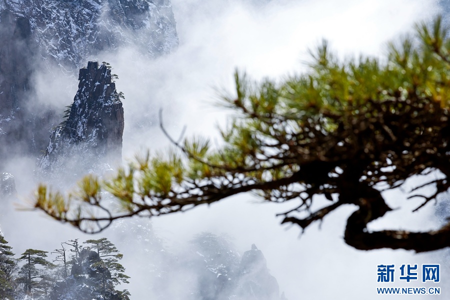 春雪落黄山