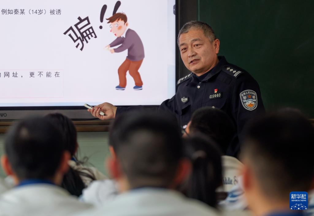 乌鲁木齐：护航开学季 安全记心间