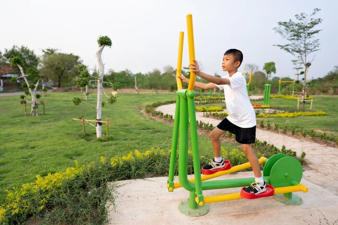 不用非得去健身房!楼下的健身器材,只要十几分钟,也有效! 不用非得去健身房!楼下的健身器材,只要十几分钟,也有效!
