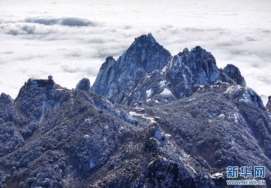 春雪落黄山