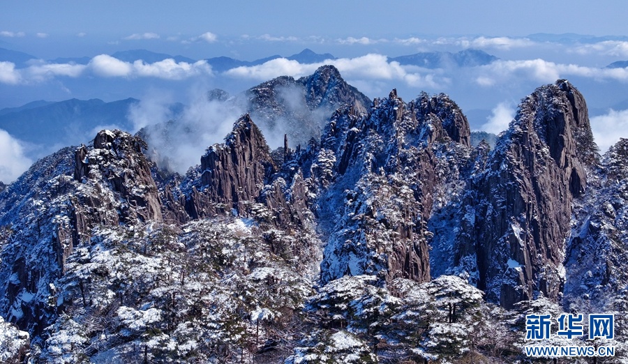 春雪落黄山