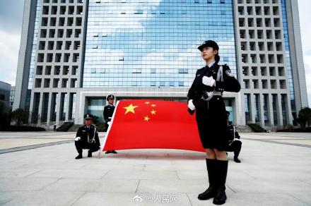 致敬！姑娘和去世警察父亲成为战友