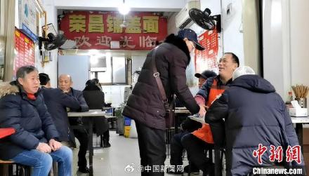 你是我的手！面馆老板坚持为残疾顾客喂饭4年多