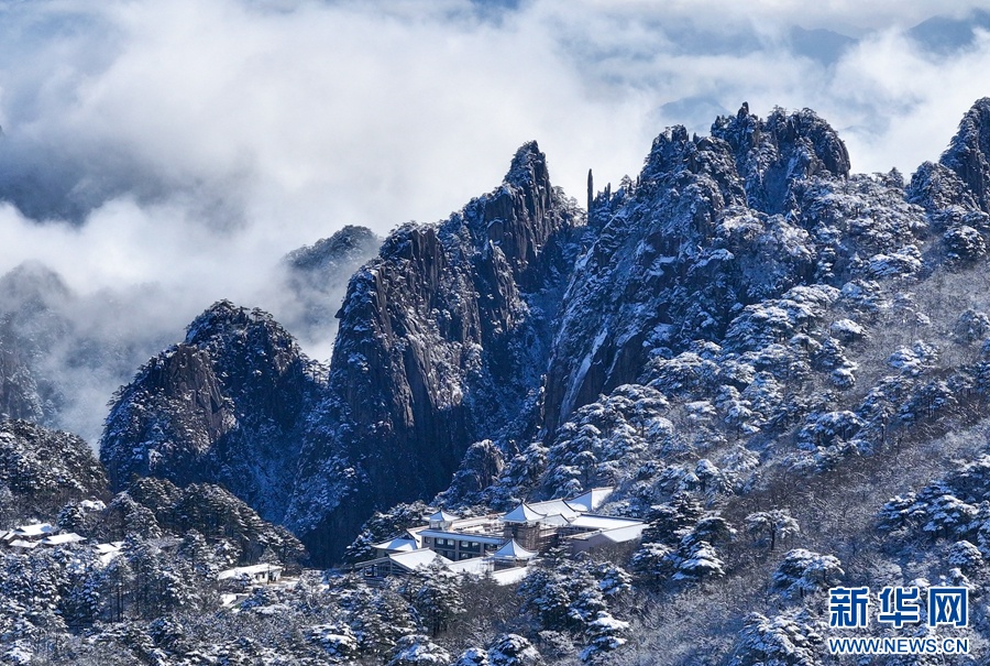 春雪落黄山