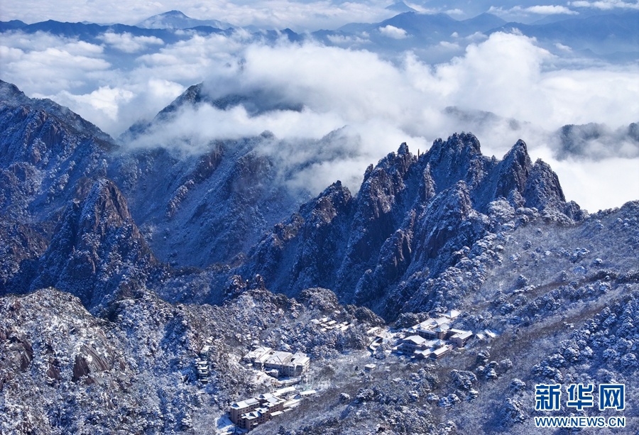 春雪落黄山