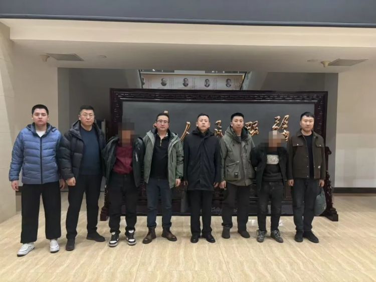 多人报案称祖坟被盗挖!内蒙古警方跨省追凶,3名盗墓贼落网 多人报案称祖坟被盗挖!内蒙古警方跨省追凶,3名盗墓贼落网