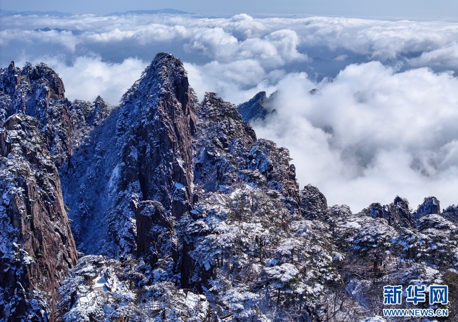 春雪落黄山