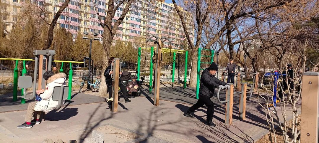 不用非得去健身房!楼下的健身器材,只要十几分钟,也有效! 不用非得去健身房!楼下的健身器材,只要十几分钟,也有效!