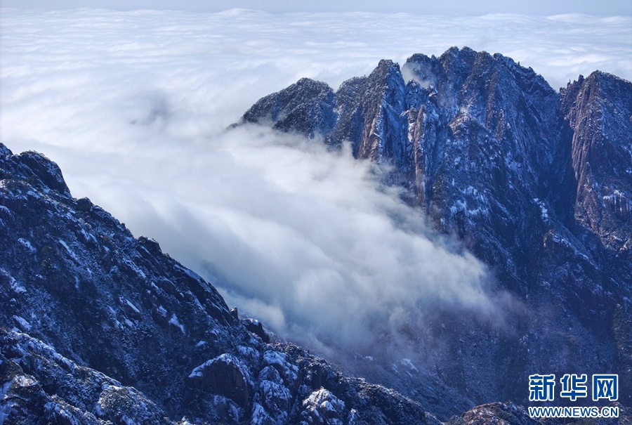 春雪落黄山