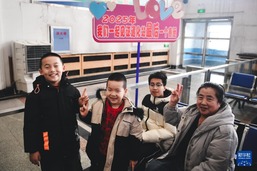 一对“老伙计”最后的春运时光 一对“老伙计”最后的春运时光