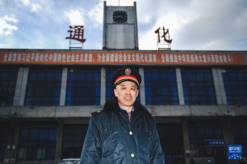 一对“老伙计”最后的春运时光 一对“老伙计”最后的春运时光