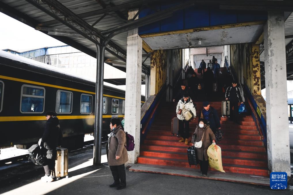 一对“老伙计”最后的春运时光 一对“老伙计”最后的春运时光