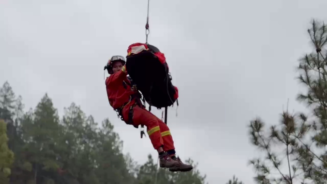 危险！男子骑摩托车摔下山崖！消防紧急救助……