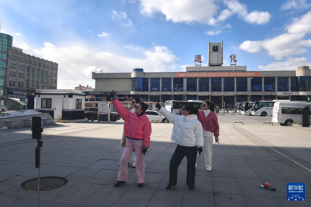 一对“老伙计”最后的春运时光 一对“老伙计”最后的春运时光