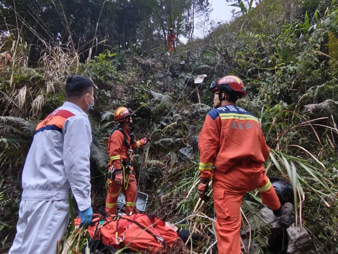 危险！男子骑摩托车摔下山崖！消防紧急救助……