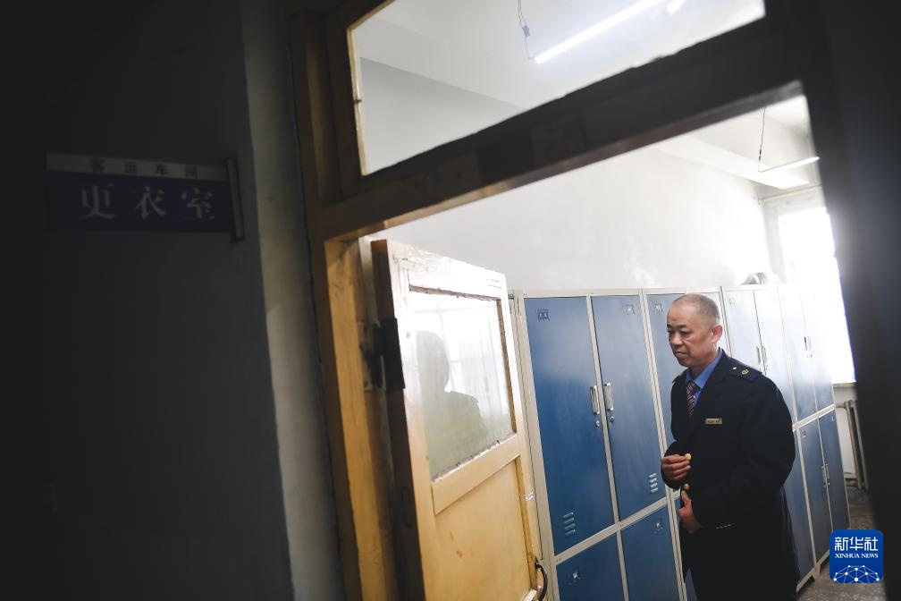 一对“老伙计”最后的春运时光 一对“老伙计”最后的春运时光