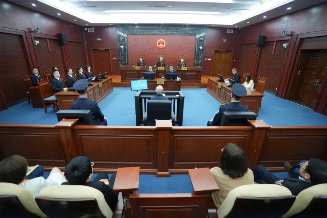 海南一中院一审公开开庭审理彭国甫受贿一案