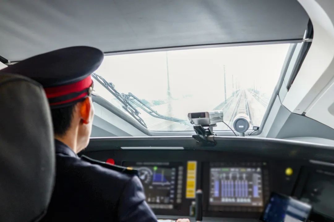 揭秘！高铁列车进站为何总能对准车厢号？
