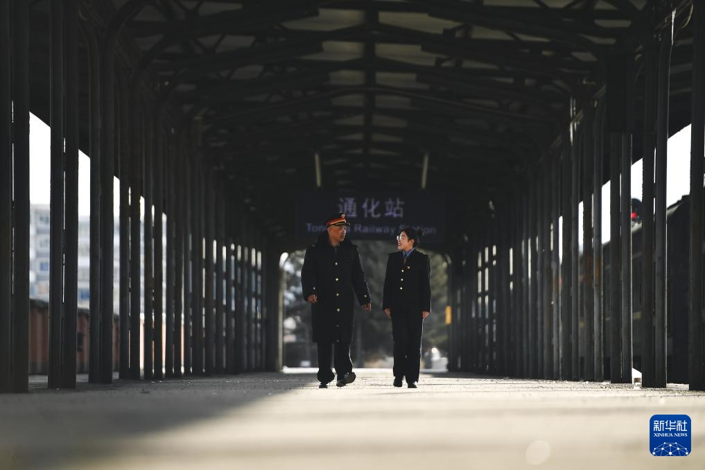 一对“老伙计”最后的春运时光 一对“老伙计”最后的春运时光