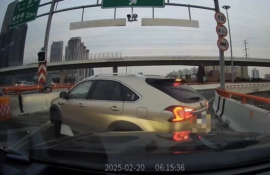 太危险!事发上海高架,一车在匝道口原地掉头逆行 太危险!事发上海高架,一车在匝道口原地掉头逆行