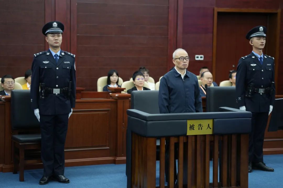 海南一中院一审公开开庭审理彭国甫受贿一案