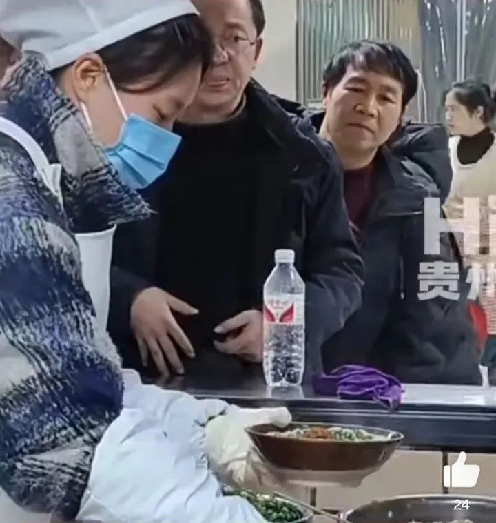 殡仪馆大排长队！还有人冒充逝者亲友！网友：到底多好吃？